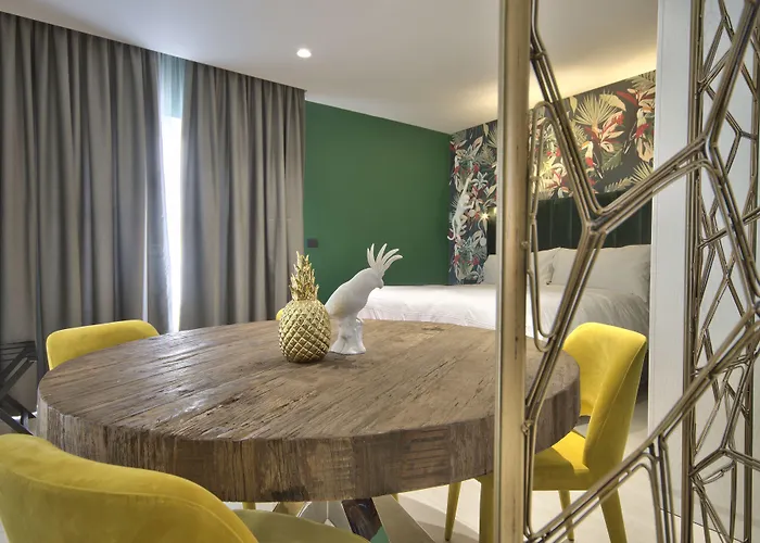 Holm Boutique & - Ik Collection